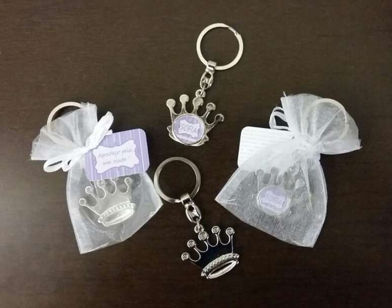 89. Lembrancinha de maternidade feita de chaveiro met&aacute;lico em formato de coroa. Fonte: Pinterest