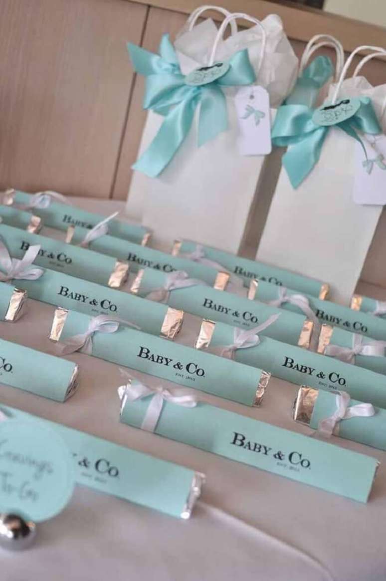 90. Lembrancinha de maternidade feito com barra de chocolate personalizada. Fonte: Decor F&aacute;cil