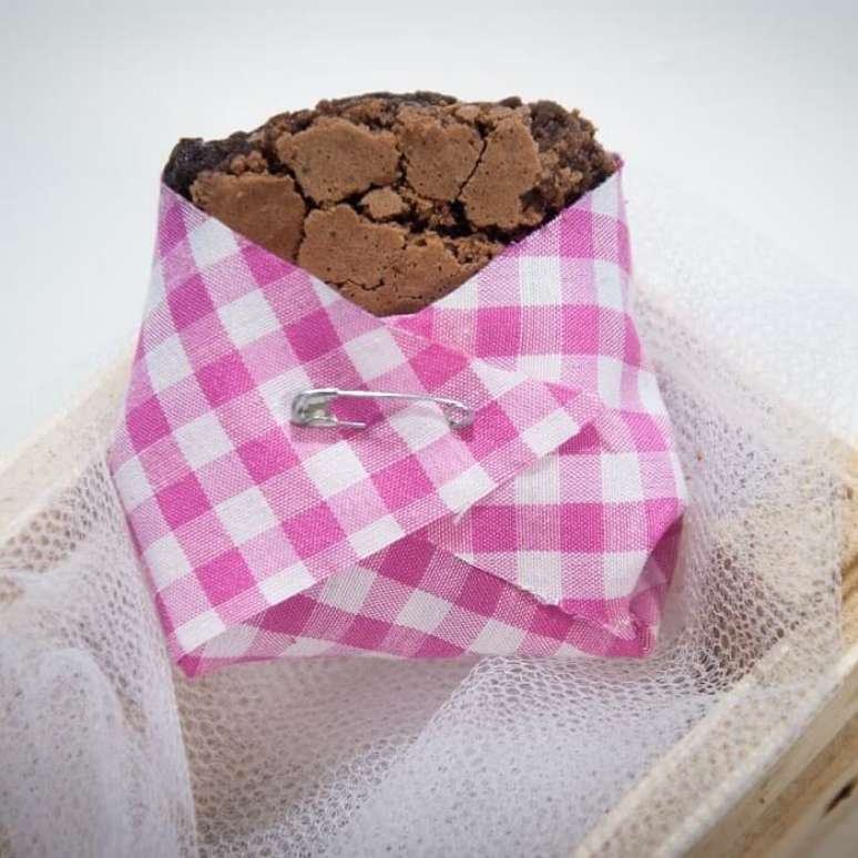 59. Mini fraldinha com brownies em tom de rosa como lembrancinha de maternidade. Fonte: Via Doce