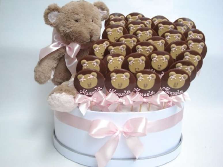 96. Pirulito de chocolate com desenhos de ursinho utilizado como lembrancinha de maternidade. Fonte: Pinterest