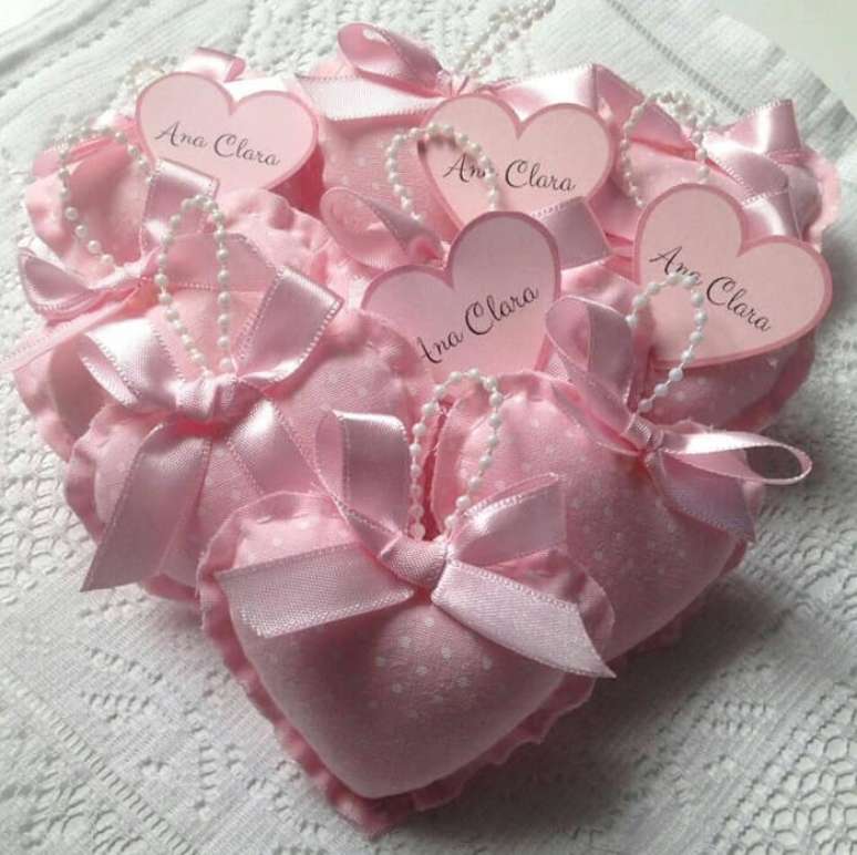 24. Sach&ecirc; em tecido de algod&atilde;o em formato de cora&ccedil;&atilde;o. Fonte: Elo7