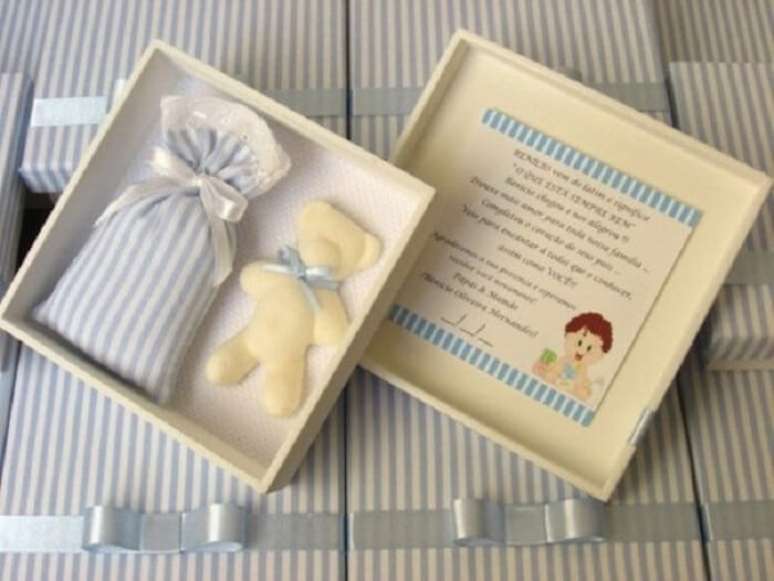 26. Sach&ecirc; perfumado e sabonete dentro da caixinha de MDF para menino. Fonte: Pinterest