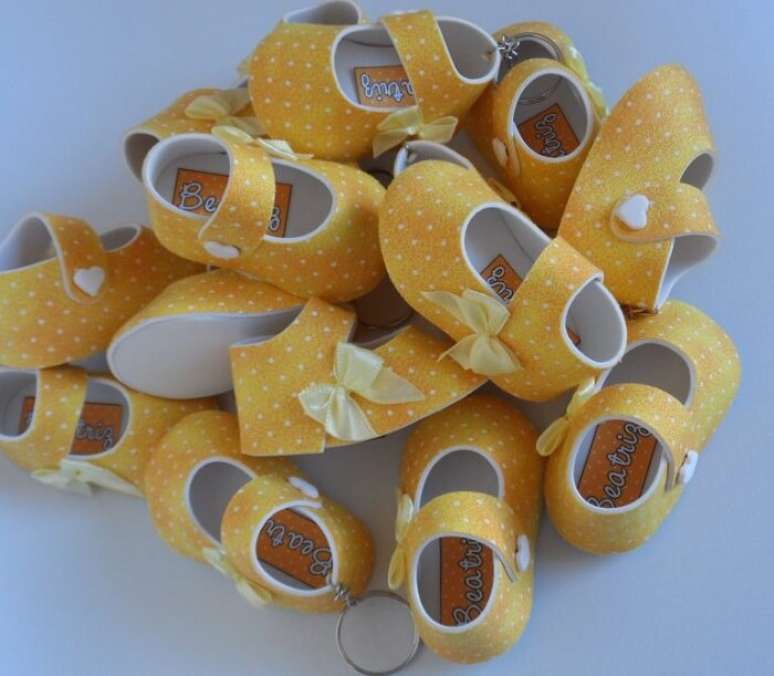 28. Sapatinho de bebê em EVA amarelo com bolinhas como lembrancinha de maternidade. Fonte: Pinterest