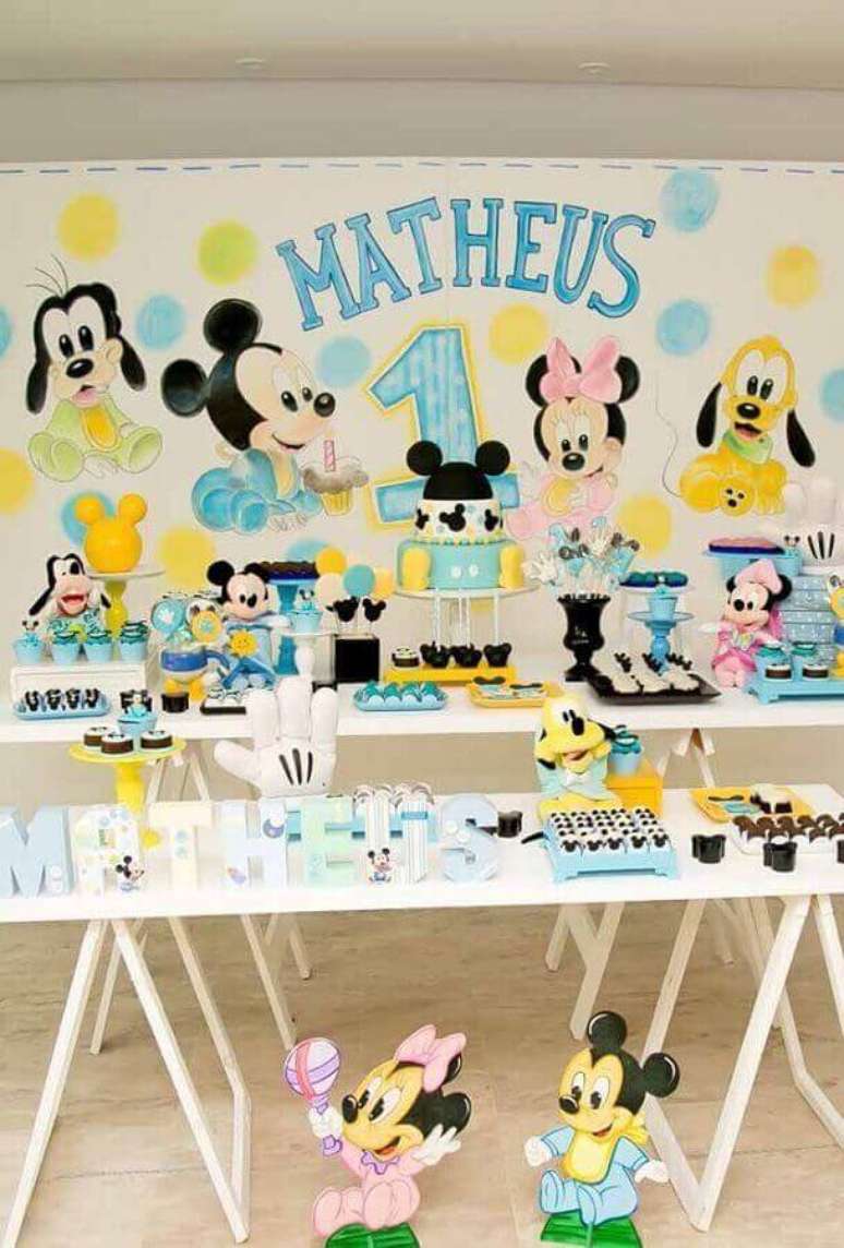 56. Quer um tema de aniversário 1 ano que garanta uma decoração linda e divertida? Então invista na Turma do Mickey Baby – Foto: Pinosy