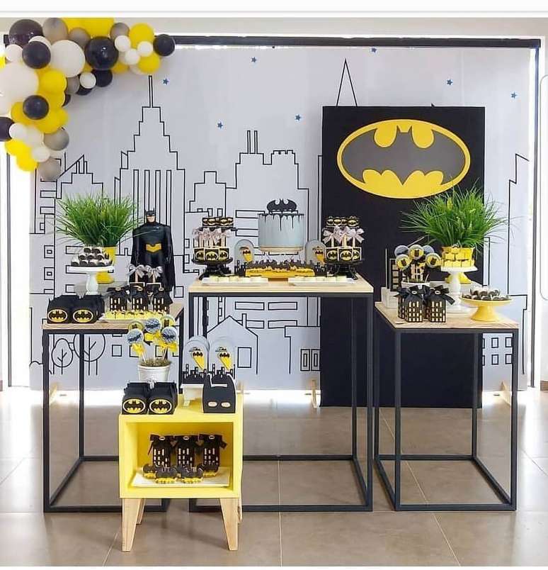 64. A festa do Batman também pode ser usada como tema de aniversário adulto, só é necessário tomar mais cuidado com a decoração – Foto: Danicarla Artes e Festas