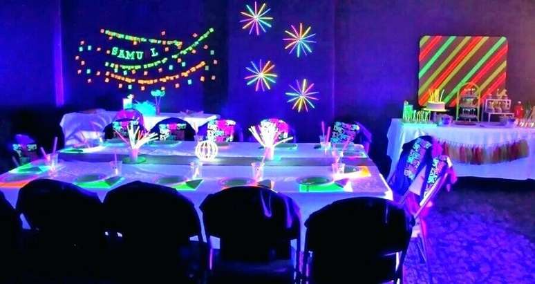 82. Que tal uma balada neon como temas para aniversário de 18 anos? – Foto: Party Decoration ideas