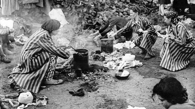 Mulheres preparam comida no campo de Bergen-Belsen, no norte da Alemanha, por volta de 1940