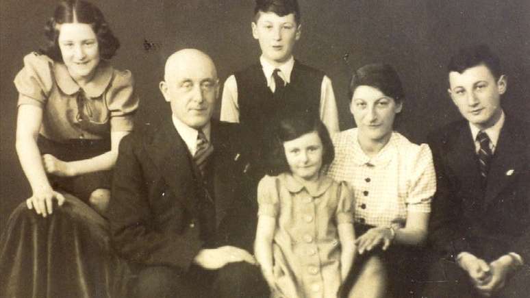 Mirjam (no centro, no primeiro plano) e sua família são parte de milhares de judeus holandeses deportados