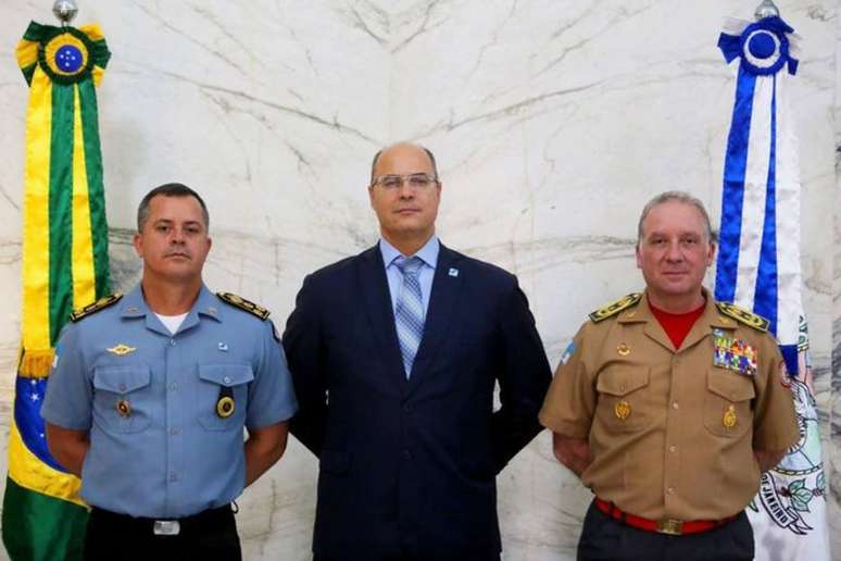 O cargo de 'general honorífico' foi concedido pelo governador Wilson Witzel (PSC) aos secretários de Defesa Civil, Roberto Robadey Jr. (à direita), e de Polícia Militar, Rogério Figueredo