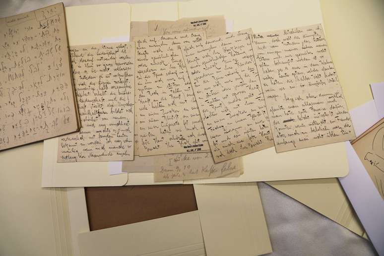 Parte de cole&ccedil;&atilde;o de escritos de Franz Kafka &eacute; exibida em evento para imprensa na Biblioteca Nacional de Jerusal&eacute;m
07/08/2019