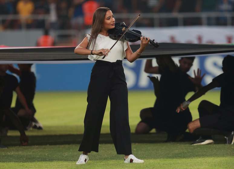 A violinista Joelle Saade toca o hino nacional do Iraque durante abertura do Campeonato da Federa&ccedil;&atilde;o de Futebol da &Aacute;sia Ocidental em Kerbala, no Iraque
30/07/2019
REUTERS