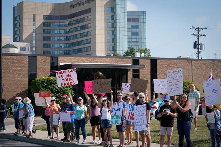 Manifestantes aguardam chegada de Trump a hospital em Dayton, Ohio
07/08/2019
REUTERS/Bryan Woolston
