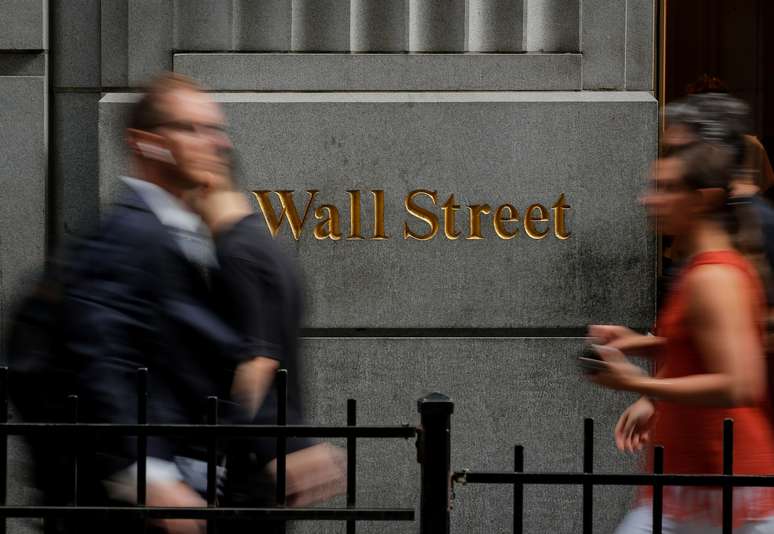 Pessoas passam por Wall Street, em frente à Bolsa de Valores de Nova York (NYSE)
07/08/2019
REUTERS/Brendan McDermid 