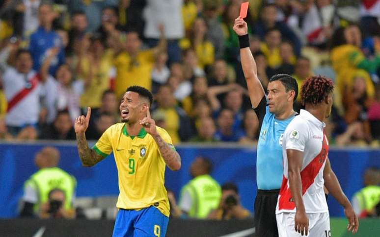 Gabriel Jesus é expulso aos 24 minutos do segundo tempo contra o Peru, no Maracanã (Foto: CARL DE SOUZA / AFP)