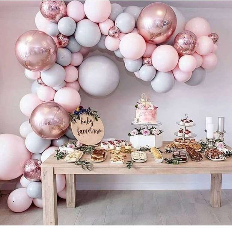 14. Linda decoração com balões com detalhes rústicos e modernos para decoração de chá de fralda menina – Foto: Pinosy