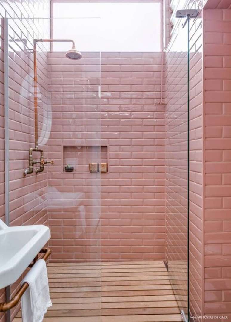 7. Banheiro com tinta para azulejo cor de rosa – Por: Pinterest