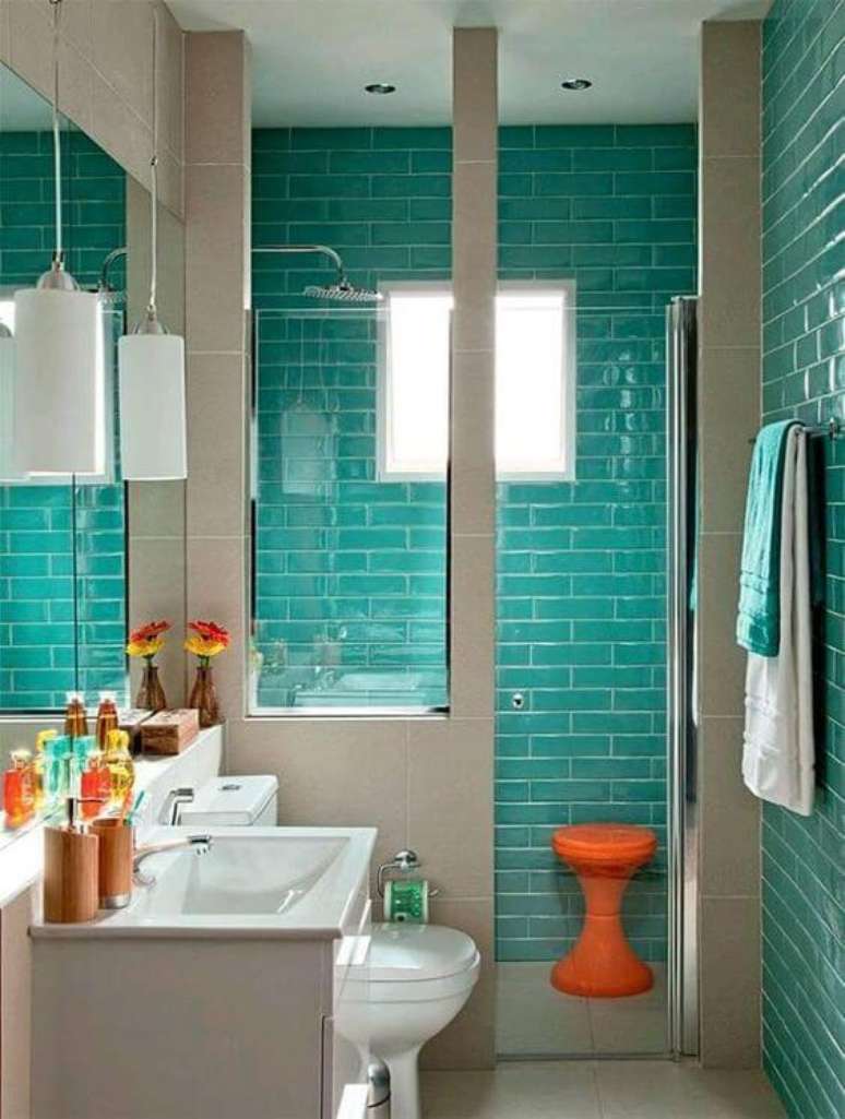 4. Banheiro com tinta para azulejo na cor tiffany com decoração laranja – Por: Pinterest