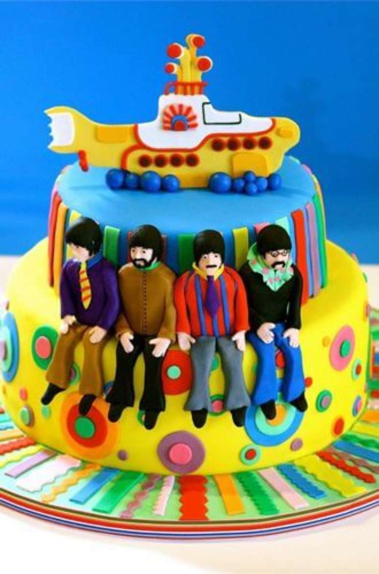 8. Bolo anos 60 inspirado no CD Yellow Submarine dos Beatles para decoração anos 60 – Por: Pinterest