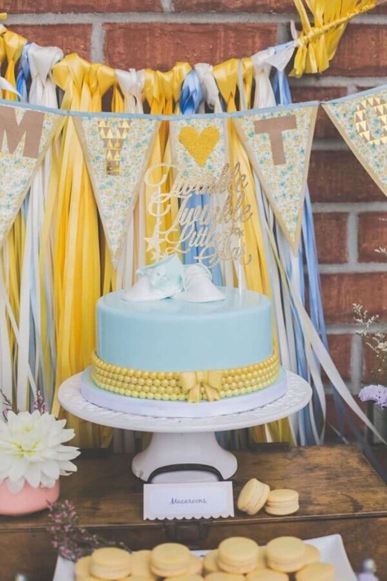 21. Bolo para decora&ccedil;&atilde;o simples para ch&aacute; de fralda &ndash; Foto: Style me Pretty