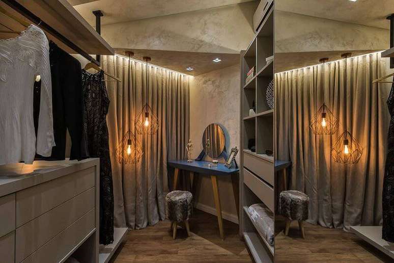 2. O carpete de madeira fica muito bom em closets. Projeto por Morar Mais por Menos Goi&acirc;nia 2017.