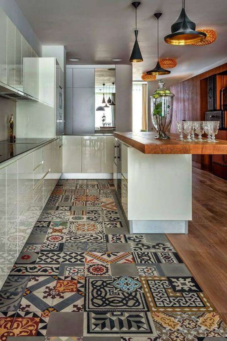 4. O carpete de madeira fica limitado ao corredor. Para a cozinha, foi escolhido um piso estiloso e mais resistente.