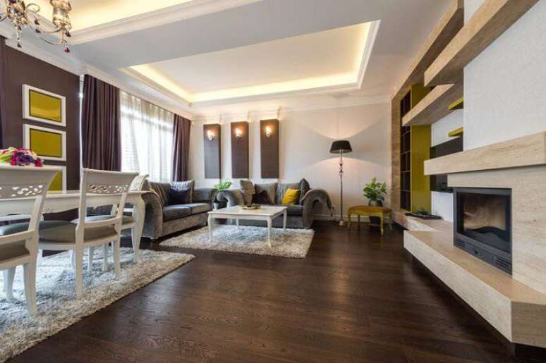 8. O carpete de madeira mais escura pede móveis e decoração mais leve.