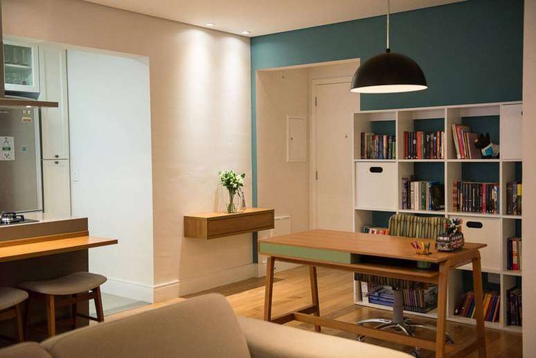 13. Apartamentos pequenos ficam aconchegantes com o ch&atilde;o revestido com carpete de madeira. Projeto por Moussi Arquitetura.