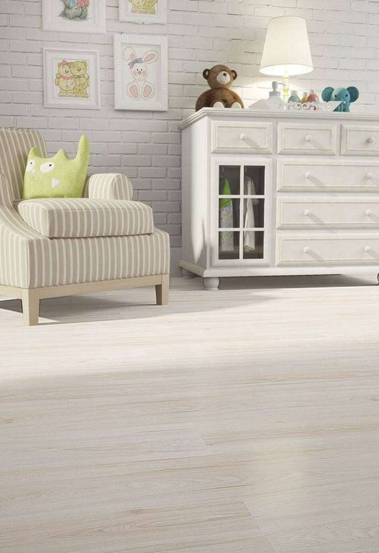 15. O quarto de bebê fica bem com carpete de madeira de cor clara.