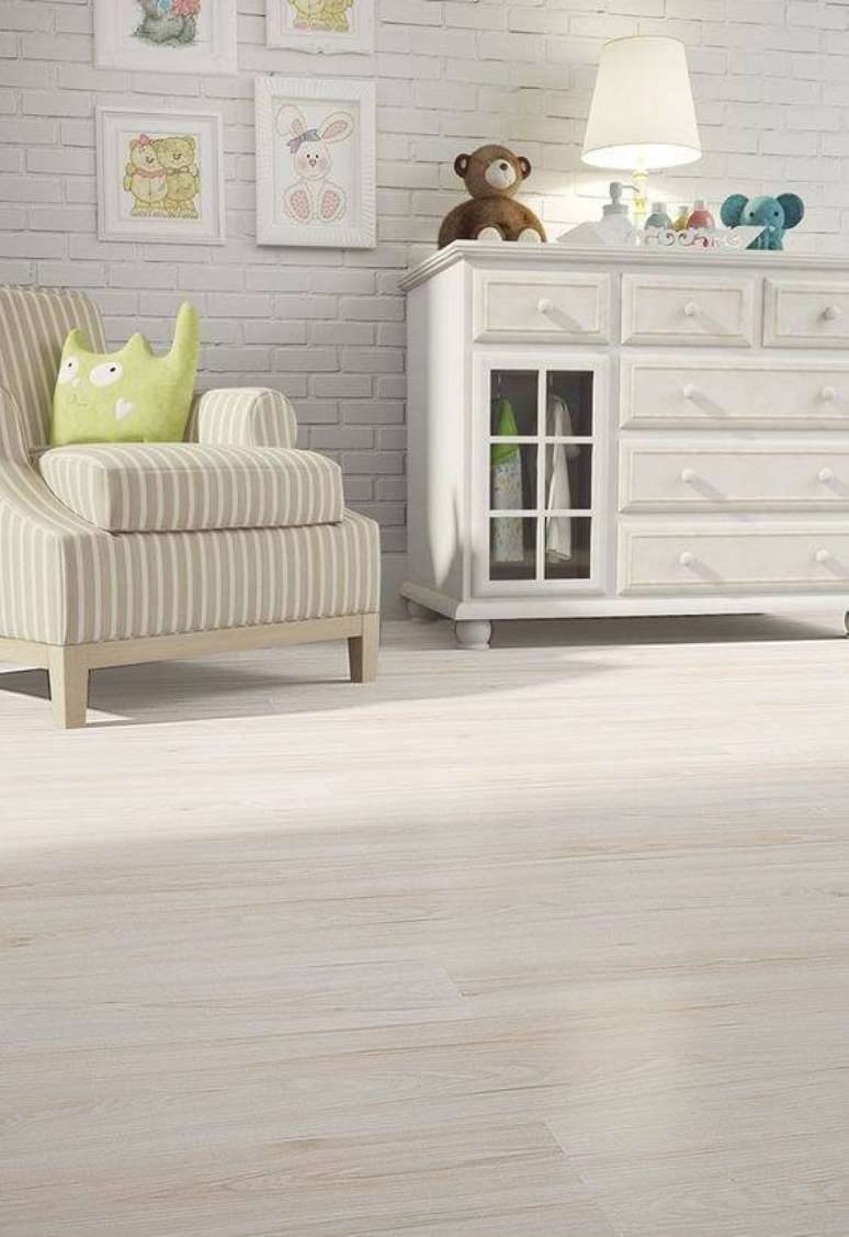 15. O quarto de beb&ecirc; fica bem com carpete de madeira de cor clara.