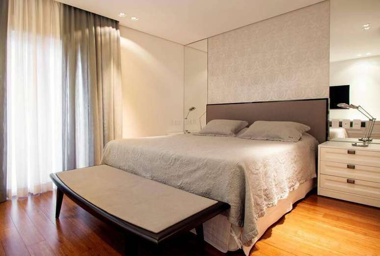 16.&nbsp;Carpete&nbsp;com madeira no quarto de casal traz aconchego. Projeto por Deborah Basso.