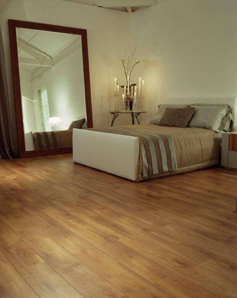 17. O carpete de madeira também combina com o quarto de casal criativo.