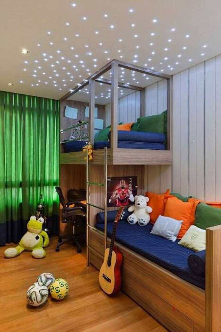 24. O quarto infantil criativo tem ch&atilde;o revestido com carpete de madeira e pontos de cor. Projeto por Marlon Gama.