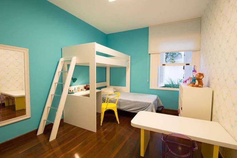 26. Pisos de carpete com madeira são bons para quarto infantil, por conta da suavidade térmica. Projeto por Mutabile.