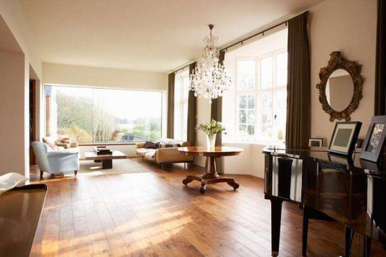 31. A sala de estar com janelas grandes fica aconchegante com carpete de madeira.