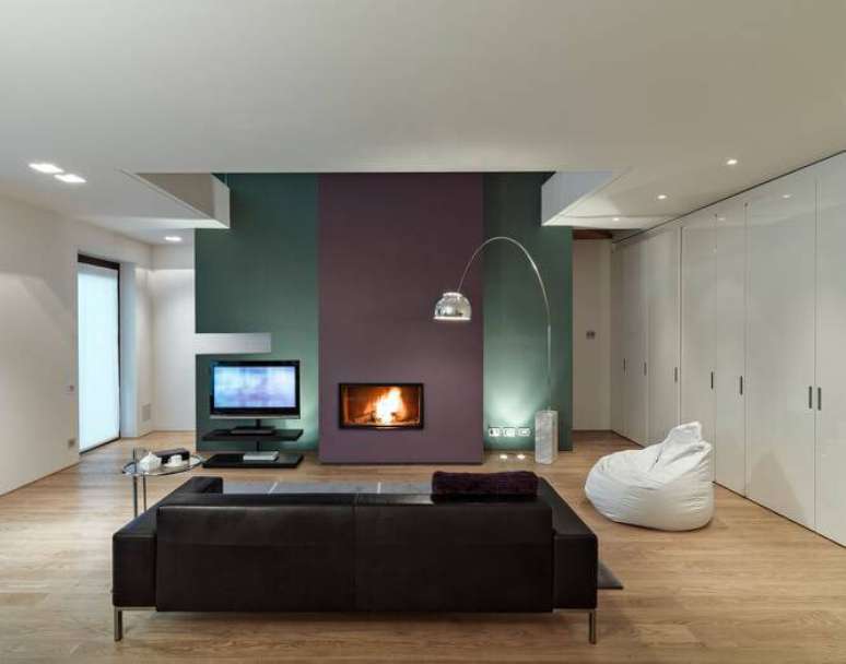 33. A sala de estar com paredes coloridas tem carpete de madeira para suavizar.