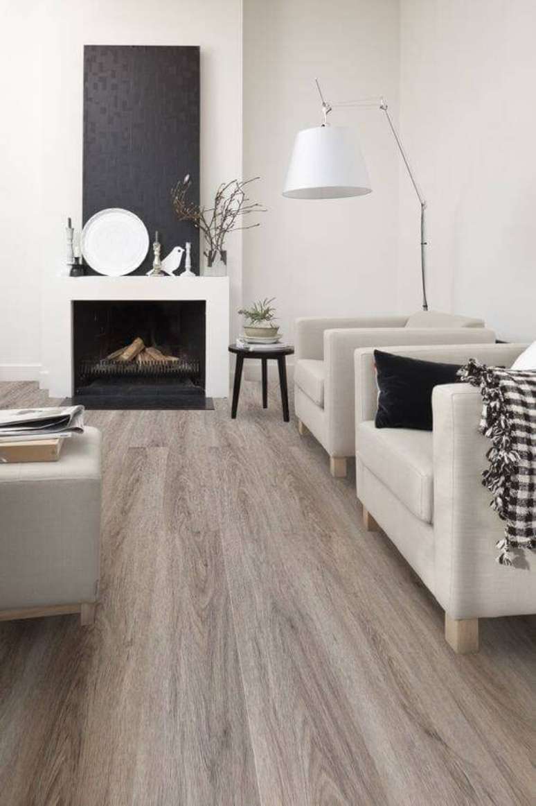 36. O carpete de madeira pode dar um efeito incr&iacute;vel para a sala de estar mais clara.
