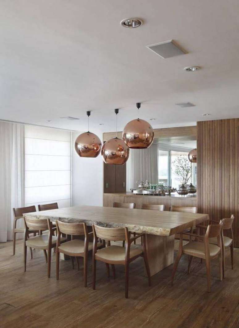 48. A sala de jantar com mesa grande fica mais receptiva com piso de madeira ou carpete de madeira. Projeto por A1 Arquitetura.