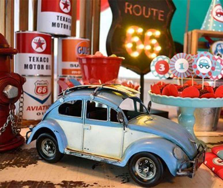 24. Carro antigo para usar na mesa de doces da decoração anos 60 – Por: Pinterest