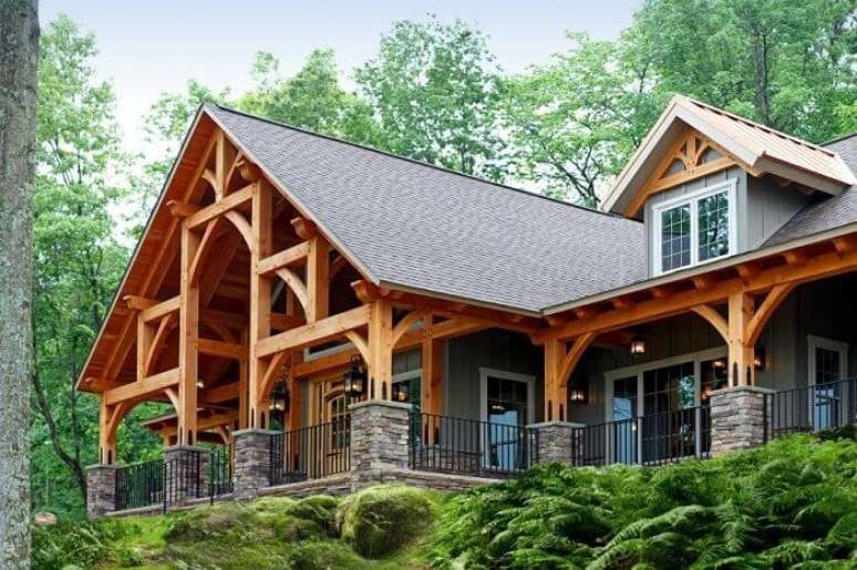 2. Casas de madeira com varanda espetacular. Fonte: Pinterest