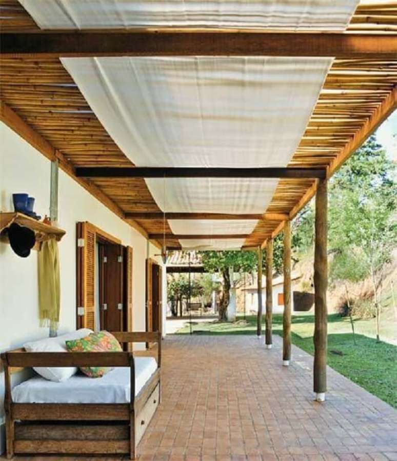 36. Casa térrea com varanda de madeira e pergolado de bambu. Fonte: Pinterest