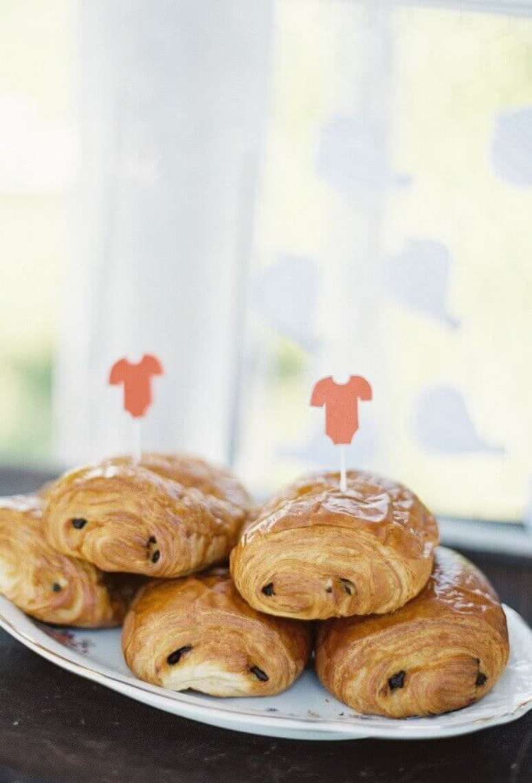 25. Decore tamb&eacute;m as comidinhas que v&atilde;o ser servidas durante o ch&aacute; de fralda &ndash; Foto: Ideias Decor