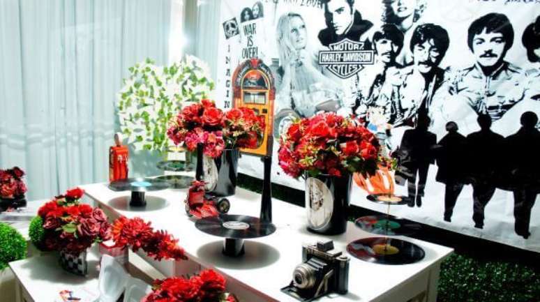 27. Decora&ccedil;&atilde;o anos 60 com paleta de cores em preto, branco e vermelho &ndash; Por: Pinterest