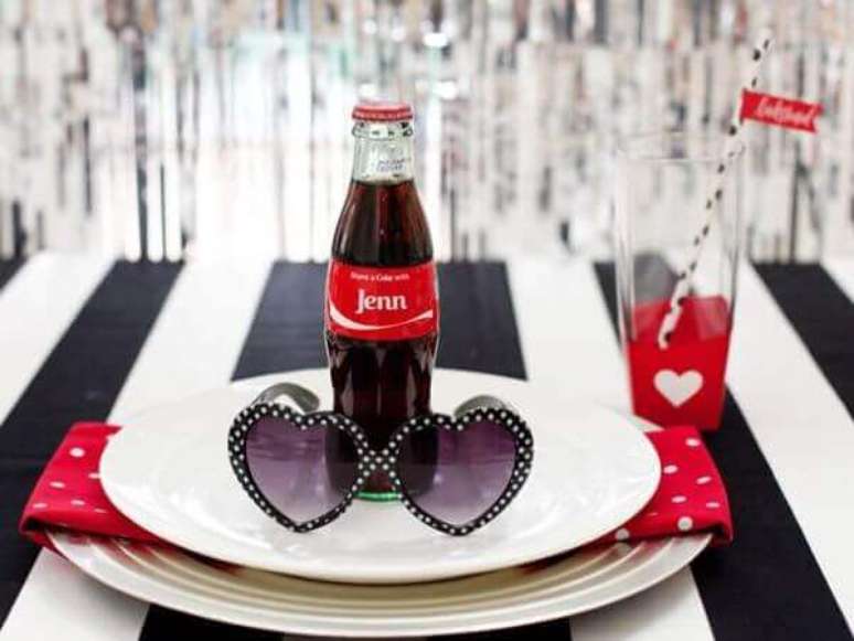 28. Decora&ccedil;&atilde;o anos 60 com exemplos do que pode ser dado como lembrancinha para os convidados &ndash; Por: Pinterest