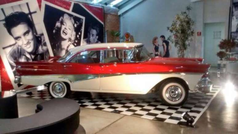33. Decora&ccedil;&atilde;o anos 60 com carro antigo &ndash; Por: Pinterest
