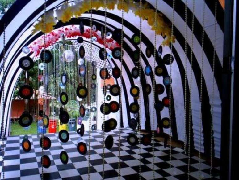 36. Discos na decoração anos 60, logo na entrada da da festa – Por: Pinterest