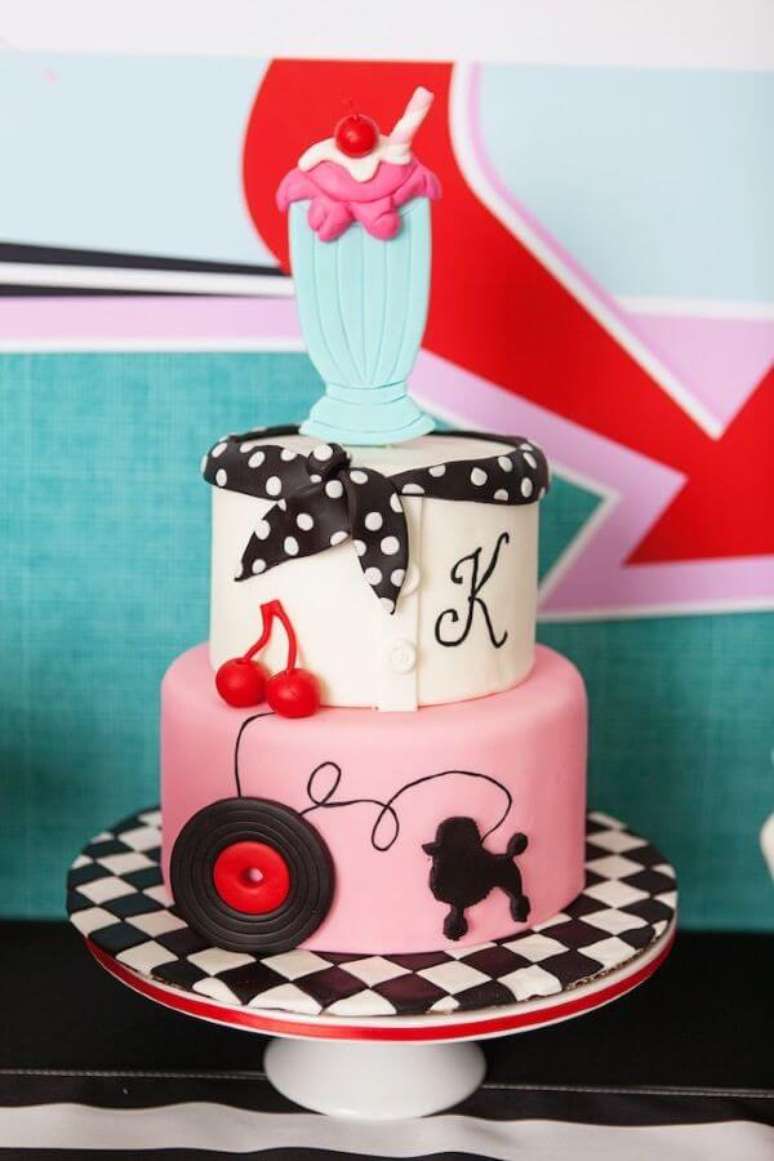 43. Inspiração de bolo para festa com decoração anos 60 colorida e criativa – Por: Pinterest