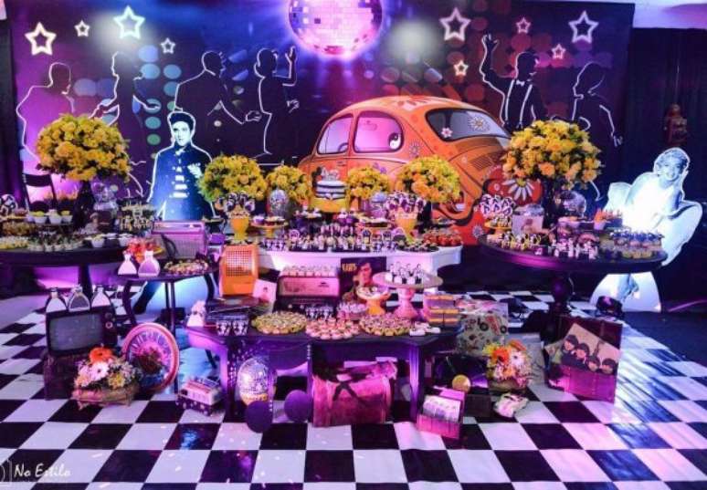44. Decora&ccedil;&atilde;o anos 60 com o Elvis Presley em destaque &ndash; Por:&nbsp;No estilo