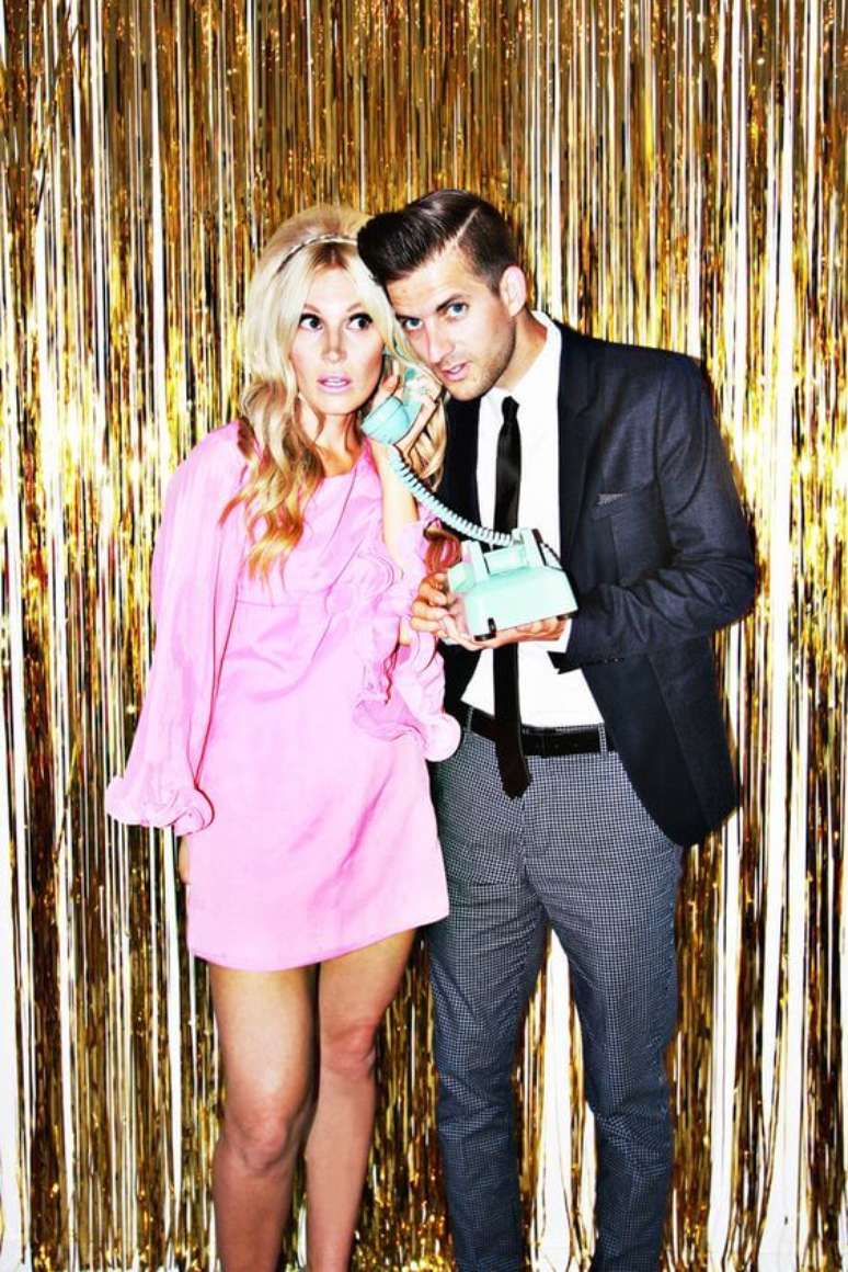 13. Exemplo de convidados fantasiados para uma festa com decora&ccedil;&atilde;o anos 60 &ndash; Por: Pinterest