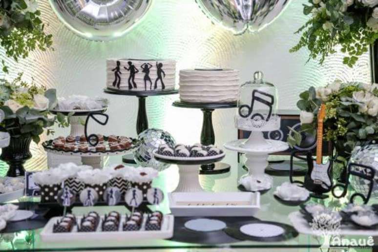 48. Decora&ccedil;&atilde;o anos 60 simples para festa neutra &ndash; Por: Pinterest