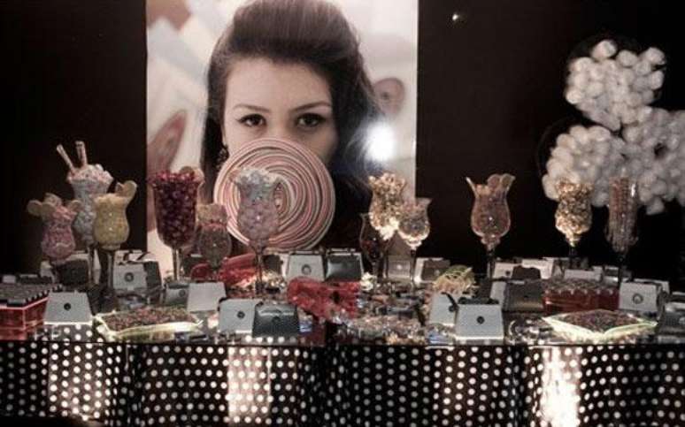 49. Decora&ccedil;&atilde;o anos 60 para festa inspirada nos anos 60 &ndash; Por: Pinterest